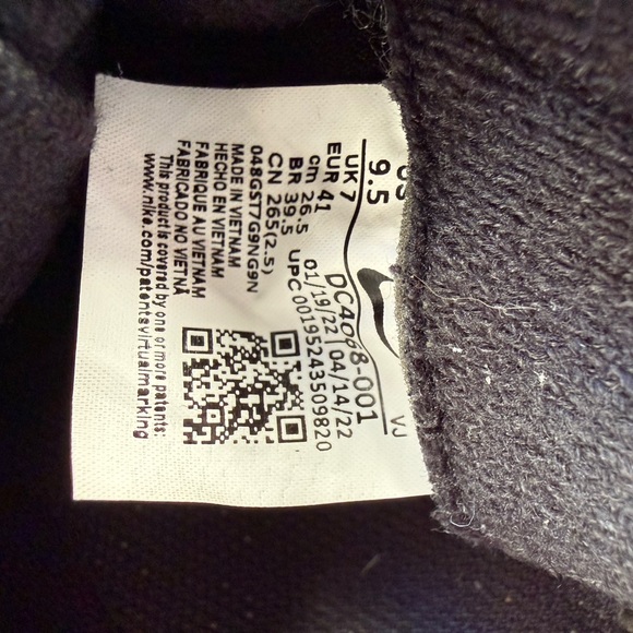 Nike Black and White Sneakers with Swoosh - Picture 6 of 6